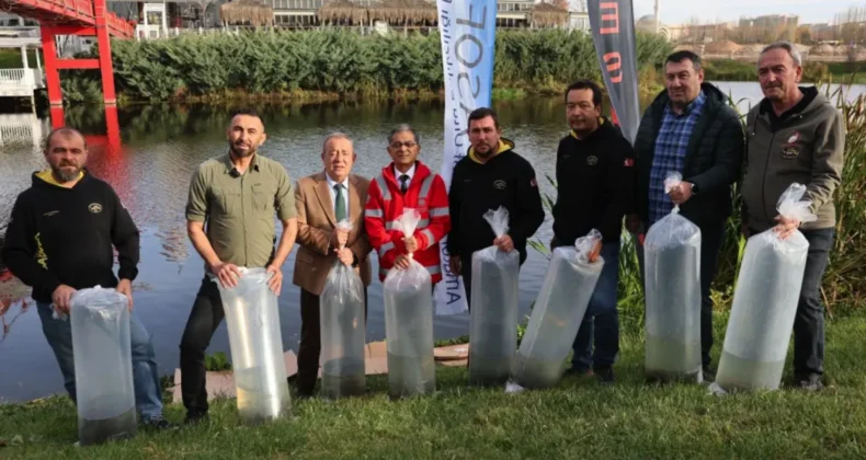Eskişehir’de Porsuk Çayı’na 5 bin aynalı sazan bırakıldı