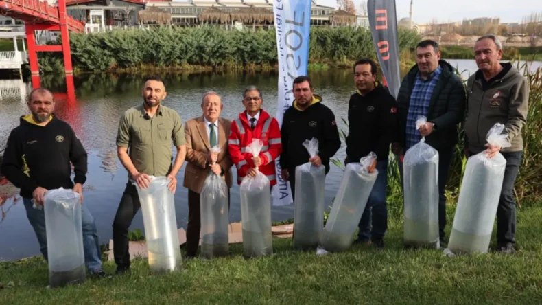 Eskişehir’de Porsuk Çayı’na 5 bin aynalı sazan bırakıldı