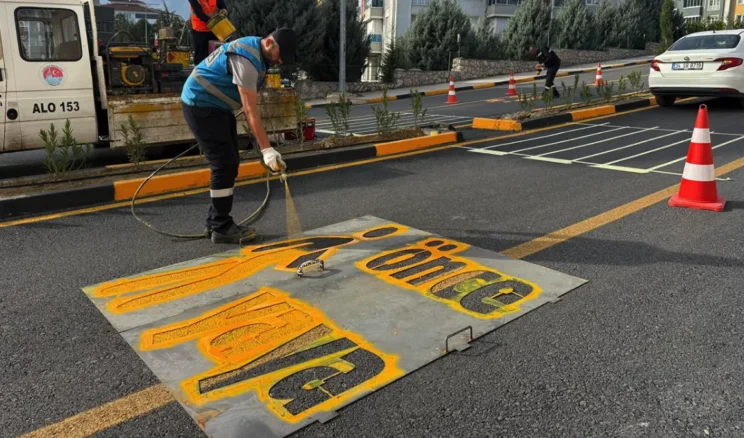 Karabük’te yaya geçidi çizgileri yenileniyor