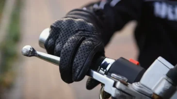 Motosikletlerde yeni dönem! Koruyucu eldiven şartı getirildi…