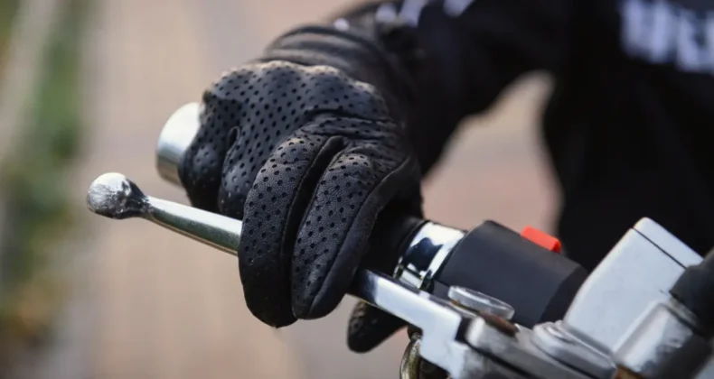 Motosikletlerde yeni dönem! Koruyucu eldiven şartı getirildi…