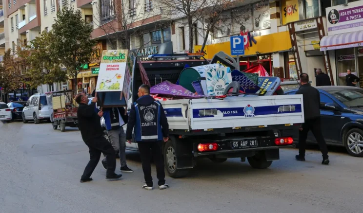 Van’da kaldırım işgaliyle mücadele sürüyor