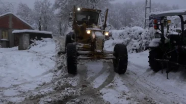 Atakum kırsalında kar mesaisi sürüyor