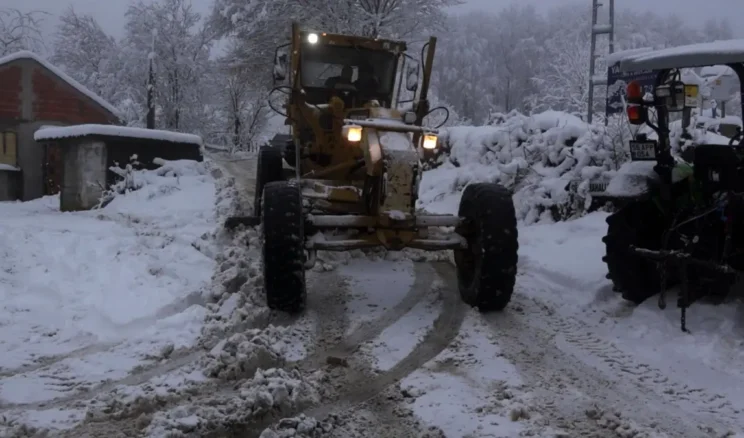 Atakum kırsalında kar mesaisi sürüyor