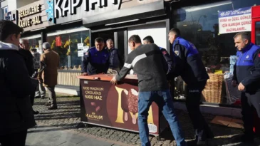 Atakum zabıtasından kaldırım işgallerine geçit yok