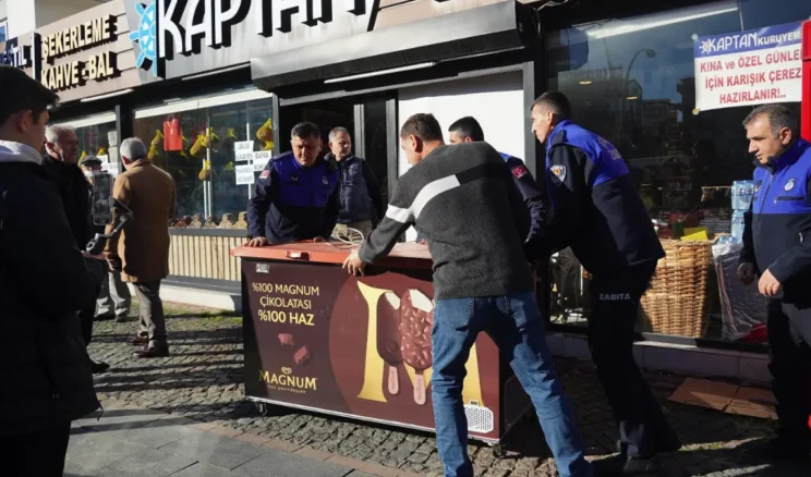 Atakum zabıtasından kaldırım işgallerine geçit yok