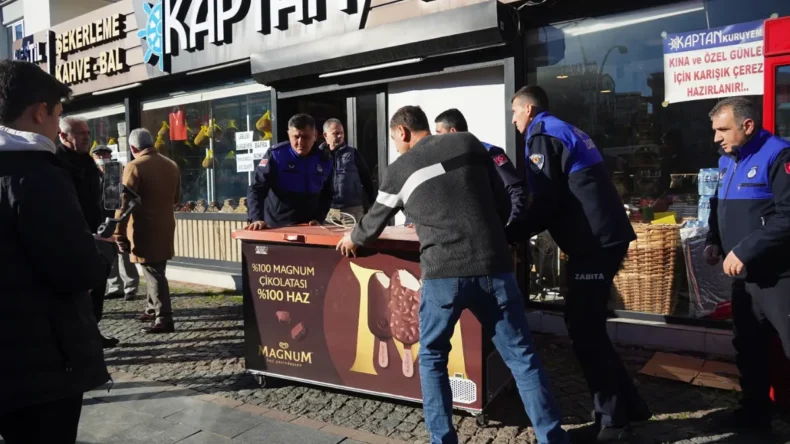 Atakum zabıtasından kaldırım işgallerine geçit yok