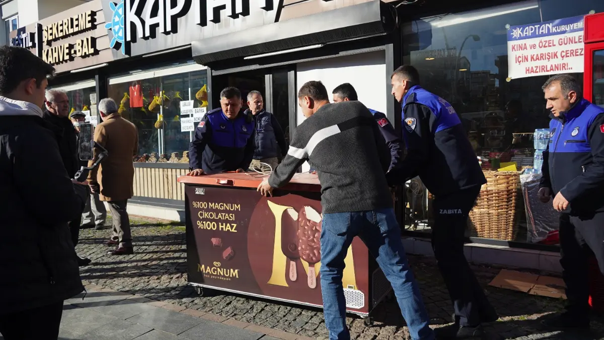 Atakum Belediyesi, cadde ve sokaklarda vatandaşların geçişine engel olan ve