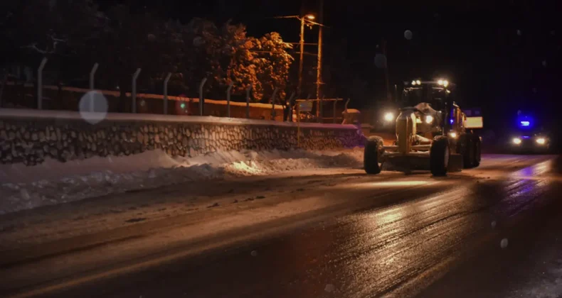 Bursa’da karla mücadelede yoğun mesai sürüyor