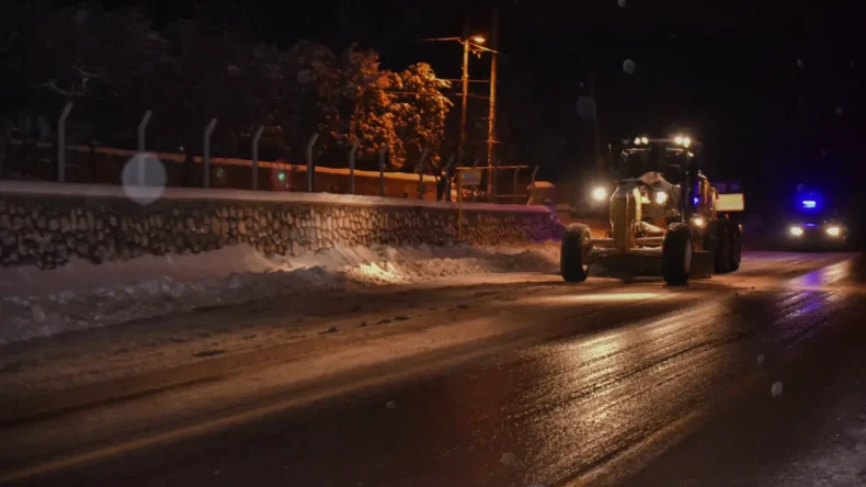 Bursa’da karla mücadelede yoğun mesai sürüyor