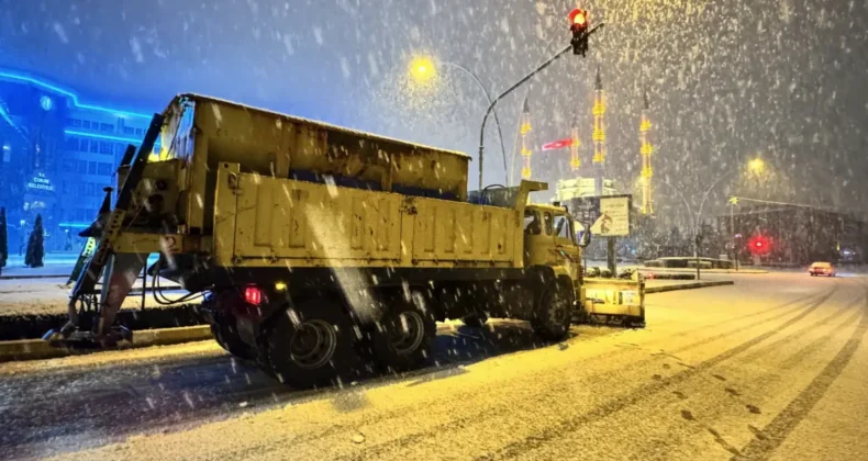 Çorum’da karla mücadele çalışması sürüyor