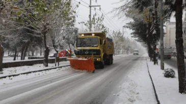 Diyarbakır’da tuzlama ve kar küreme çalışması sürüyor