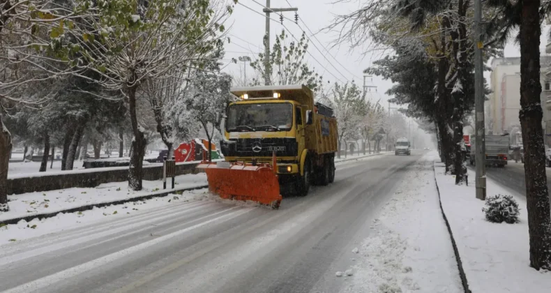 Diyarbakır’da tuzlama ve kar küreme çalışması sürüyor