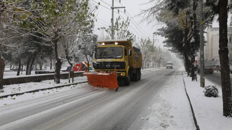 Diyarbakır’da tuzlama ve kar küreme çalışması sürüyor