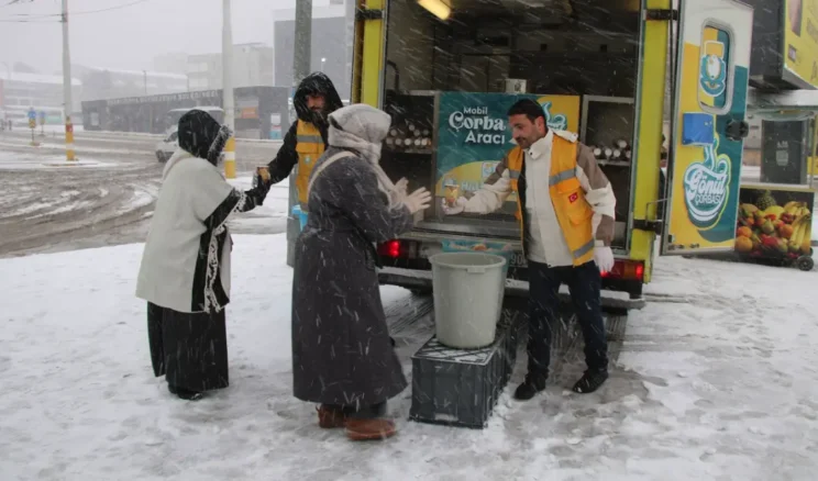 Haliliye’de karla mücadelenin yanına, sıcak bir çorba molası