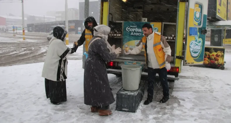 Haliliye’de karla mücadelenin yanına, sıcak bir çorba molası