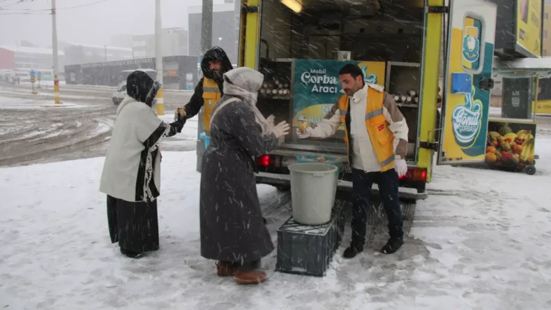 Haliliye’de karla mücadelenin yanına, sıcak bir çorba molası