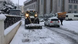 Haliliye Belediyesi karla mücadelede tam kadro sahada