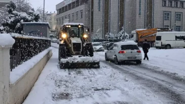 Haliliye Belediyesi karla mücadelede tam kadro sahada