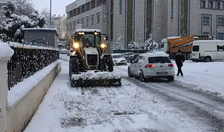 Haliliye Belediyesi karla mücadelede tam kadro sahada