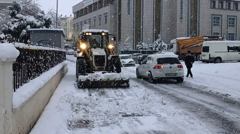 Haliliye Belediyesi karla mücadelede tam kadro sahada