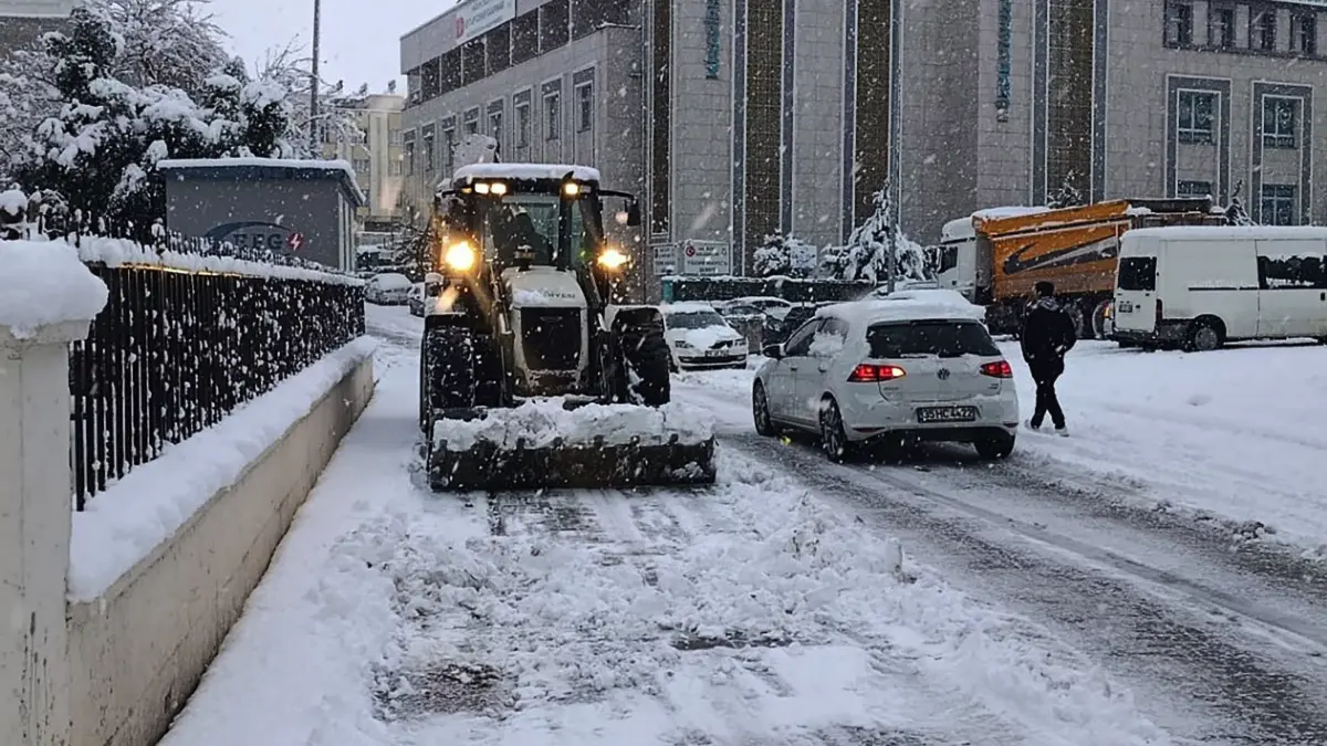 Şanlıurfa genelinde etkili olan kar yağışıyla birlikte Haliliye Belediyesi ekipleri,