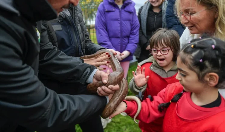 İzmir’de özel çocuklar hayvan sevgisiyle buluştu