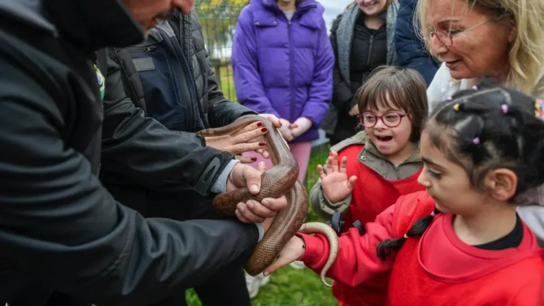 İzmir’de özel çocuklar hayvan sevgisiyle buluştu