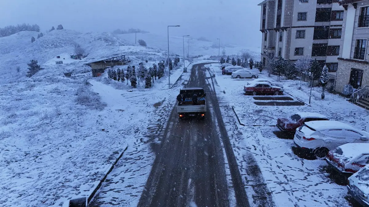 Karabük Belediyesi, kentte etkisini artıran kar yağışıyla birlikte ulaşımın aksamaması