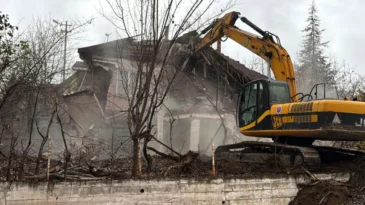 Karabük’te metruk binaların yıkımı sürüyor