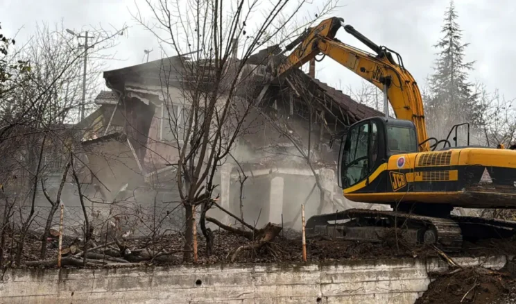 Karabük’te metruk binaların yıkımı sürüyor