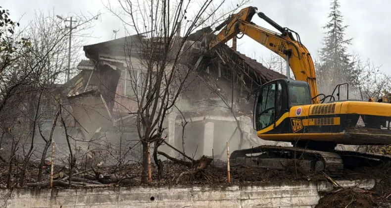 Karabük’te metruk binaların yıkımı sürüyor