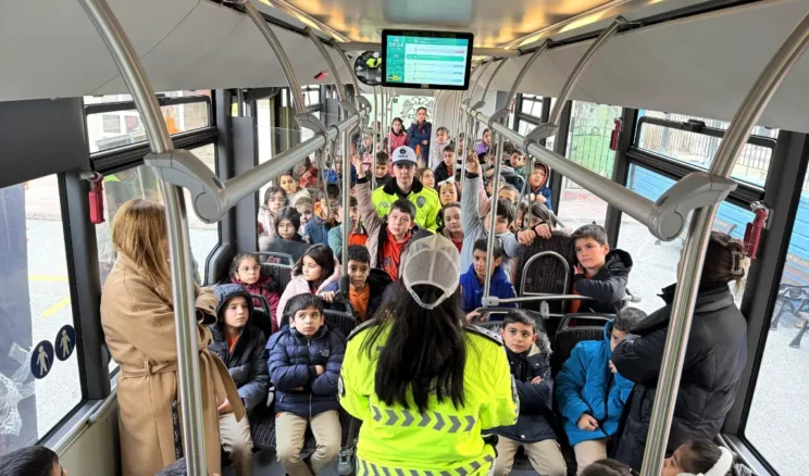Konya Nezaket Otobüsü öğrencilere trafik kültürünü aşılıyor