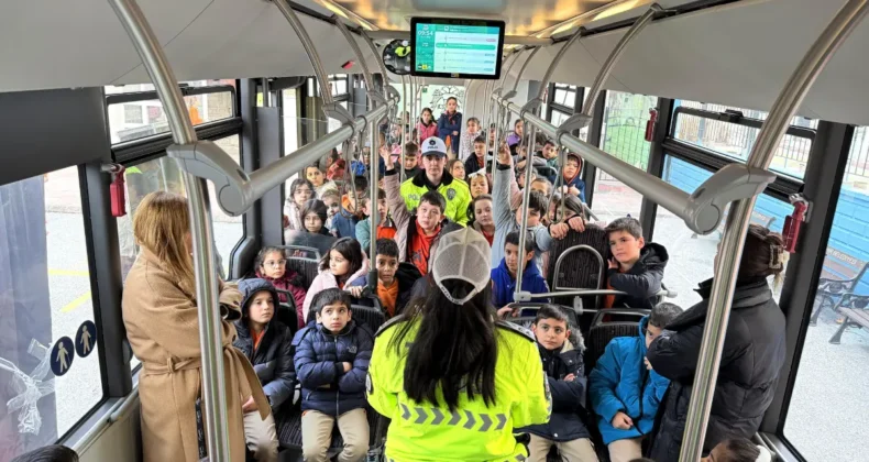 Konya Nezaket Otobüsü öğrencilere trafik kültürünü aşılıyor