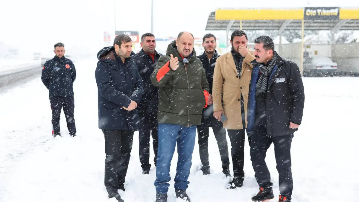 Şanlıurfa Büyükşehir Belediyesi, kentte etkisini artıran kar yağışıyla birlikte ulaşımın