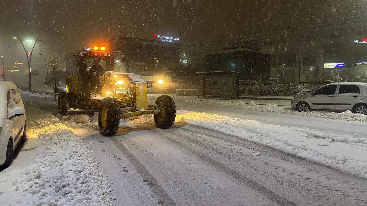 Şırnak Belediyesi, şehirde etkili olan kar yağışının ardından yol açma,