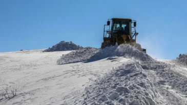 Van’da karla mücadele çalışmaları sürüyor