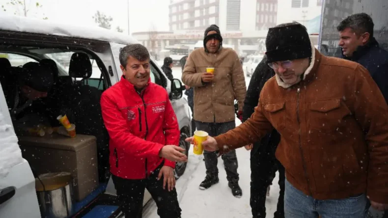 Adıyaman’da kar yağışına sıcak çorba desteği