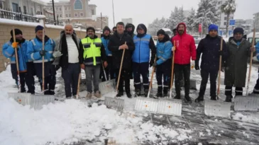 Adıyaman’da Başkan Tutdere karla mücadele ekiplerini yalnız bırakmadı