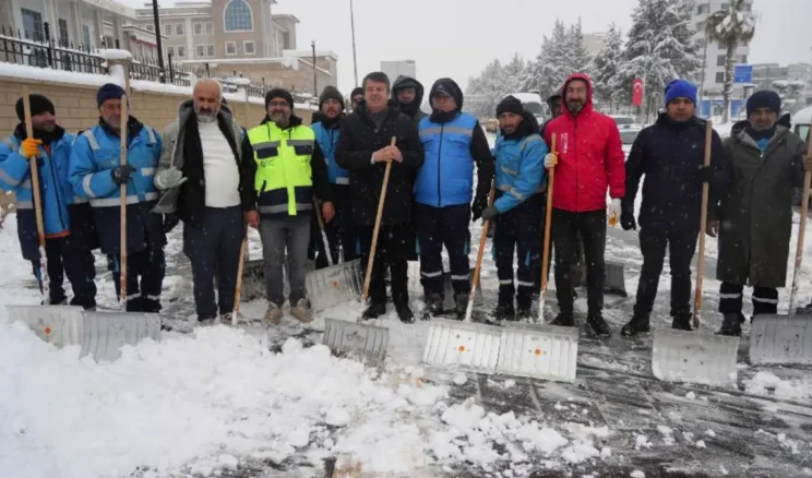 Adıyaman’da Başkan Tutdere karla mücadele ekiplerini yalnız bırakmadı
