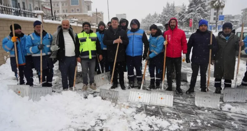 Adıyaman’da Başkan Tutdere karla mücadele ekiplerini yalnız bırakmadı