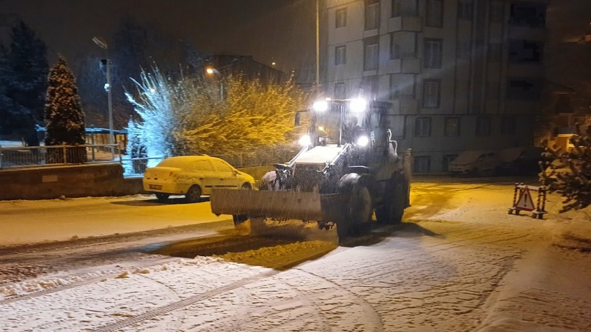 Bayburt Belediyesi, kentte etkisini artıran kar yağışıyla birlikte, ulaşımda aksama