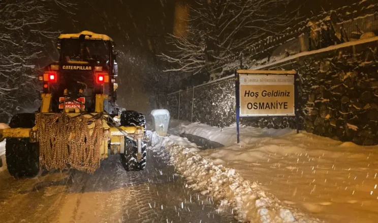 Bursa’da karla mücadele çalışmaları sürüyor