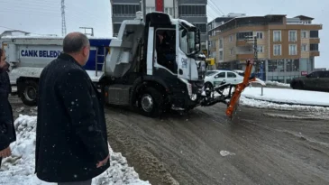 Canik’te Başkan Sandıkçı karla mücadele ekiplerini yalnız bırakmadı