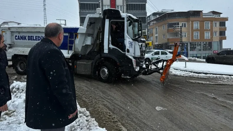 Canik’te Başkan Sandıkçı karla mücadele ekiplerini yalnız bırakmadı