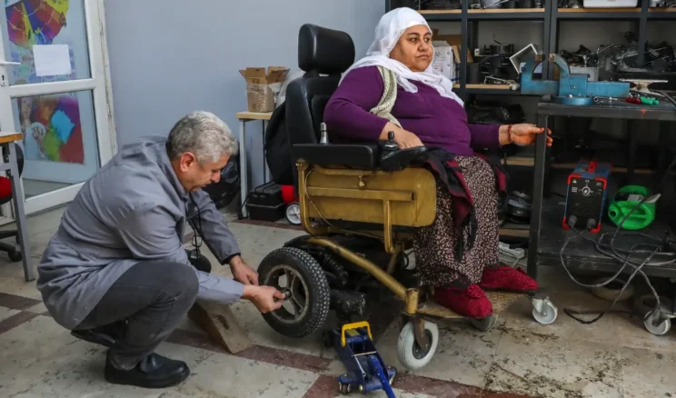 Diyarbakır’da tekerlekli sandalyeler ücretsiz tamir ediliyor