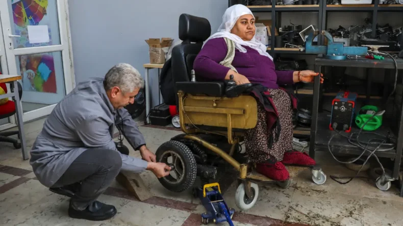 Diyarbakır’da tekerlekli sandalyeler ücretsiz tamir ediliyor