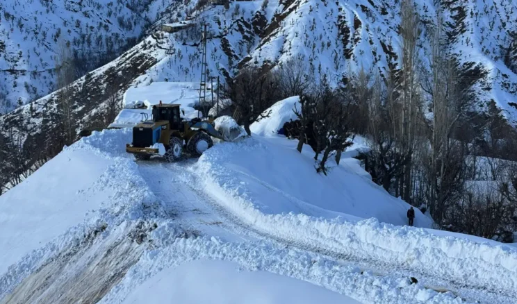 Diyarbakır kırsalında karla mücadele çalışmaları sürüyor