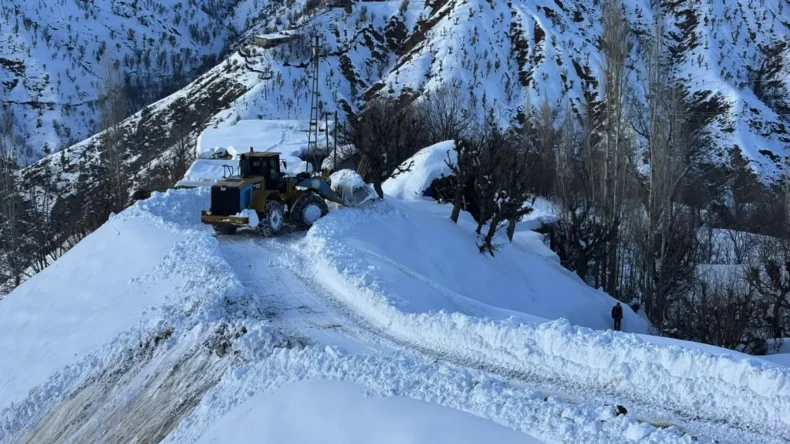 Diyarbakır kırsalında karla mücadele çalışmaları sürüyor