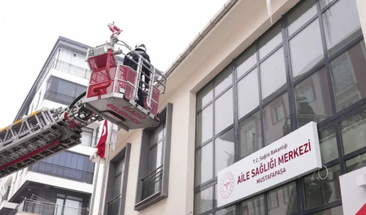 Elazığ’da risk oluşturan buz sarkıtları temizleniyor